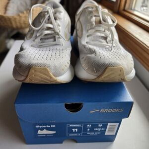 White/Neutral Brooks Glycerin 20 Running Shoes Medium - Women’s 11